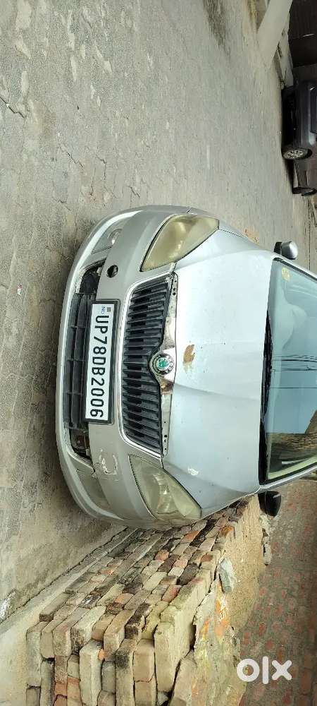 Spiny Or Car 24 Wale Dur Rahe