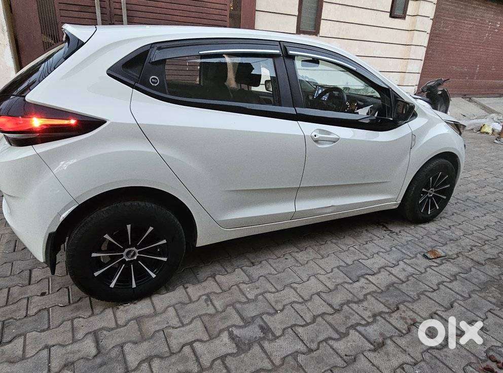 Tata Altroz 1.2 Xe, 2023, Petrol