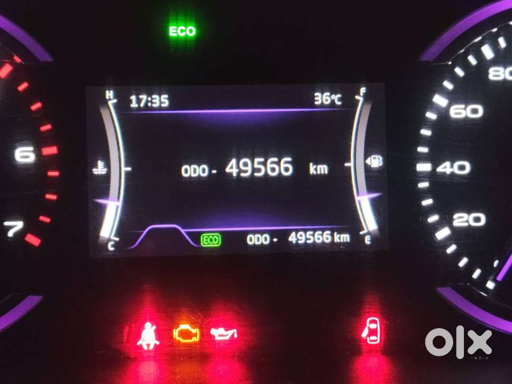 Mahindra Marazzo M6 2019 (pearl White)