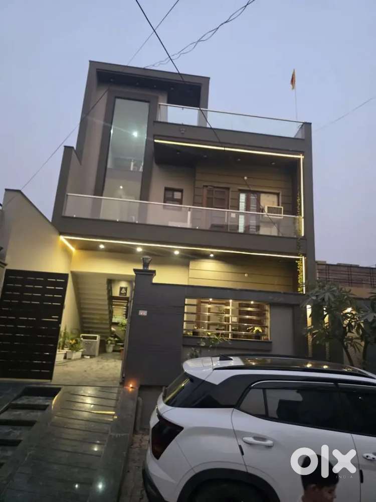 200gaj separate house for rent