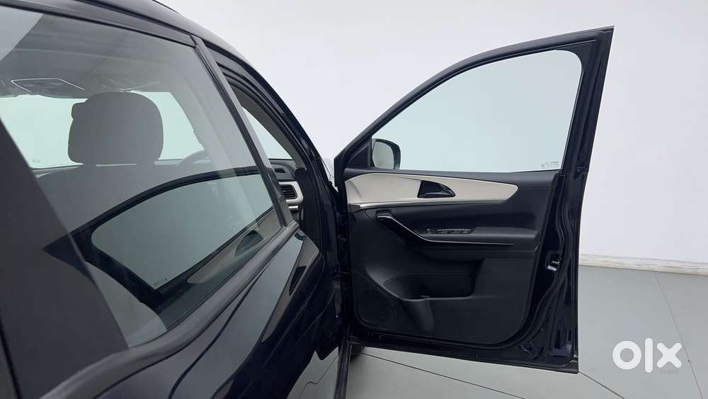 Mahindra Xuv700 2.0 Ax 5 Petrol At Str, 2023, Petrol