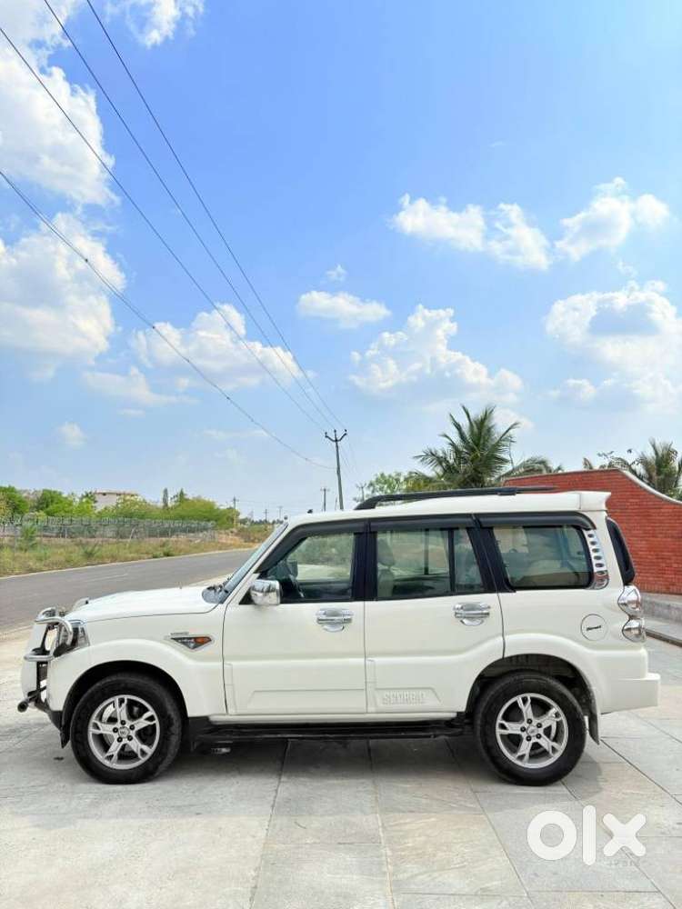 Mahindra Scorpio S10, 2017, Petrol