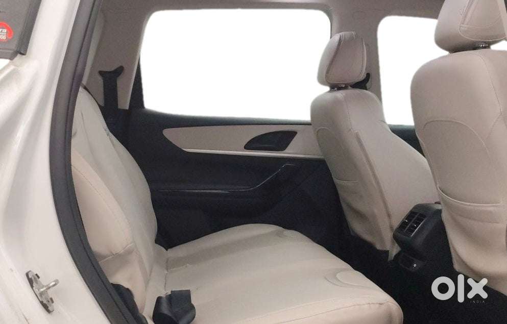 Mahindra Xuv700 2.0 Ax 5 Petrol Mt Str, 2023, Petrol