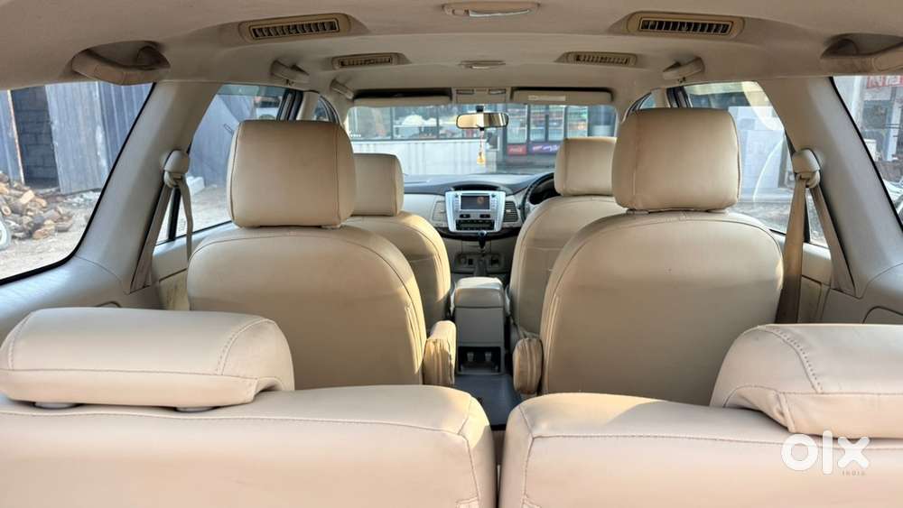 Toyota Innova 2.5 V Diesel | 1st Owner | Mh-20 Registered
