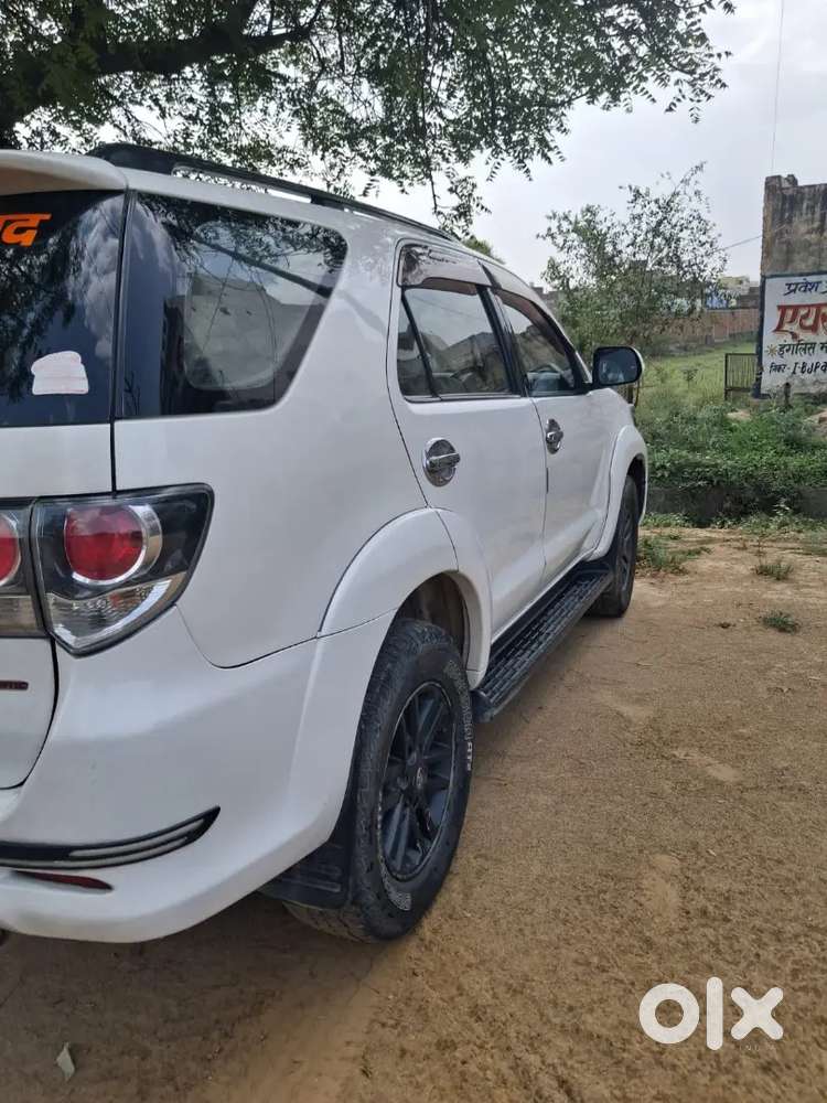 Toyota Fortuner Legender 2015 Diesel 240000 Km Driven