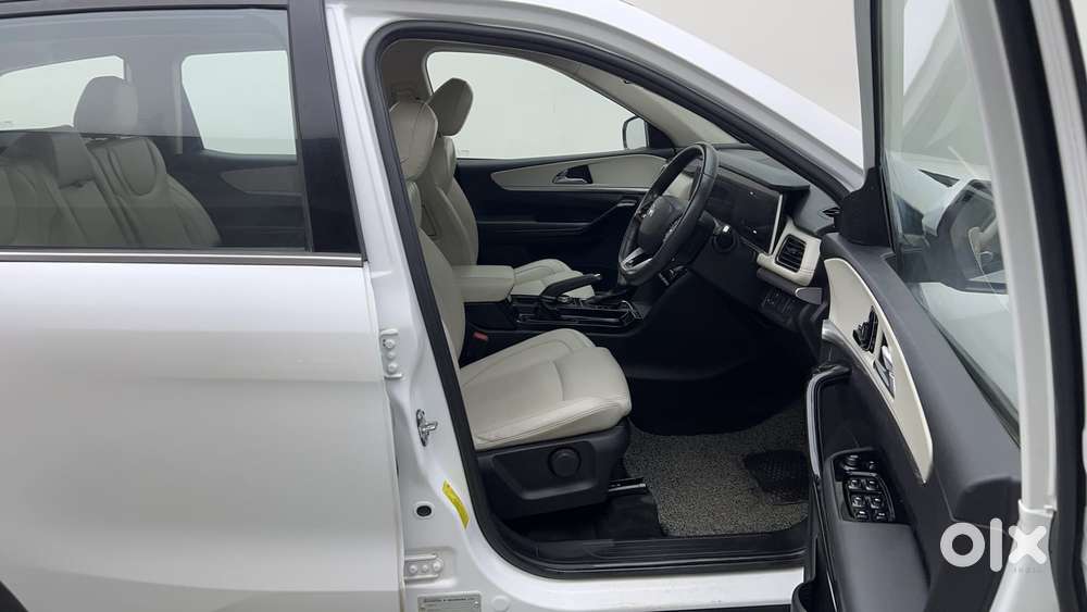 Mahindra Xuv700 2.0 Ax 7 Petrol At Str, 2024, Petrol