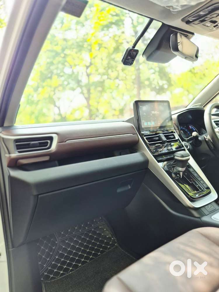 Toyota Innova Hycross 2.0 Zx (o) Hybrid 7 Str, 2025, Petrol