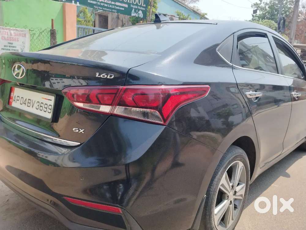 Hyundai Verna 6 Airbags With Sunroof