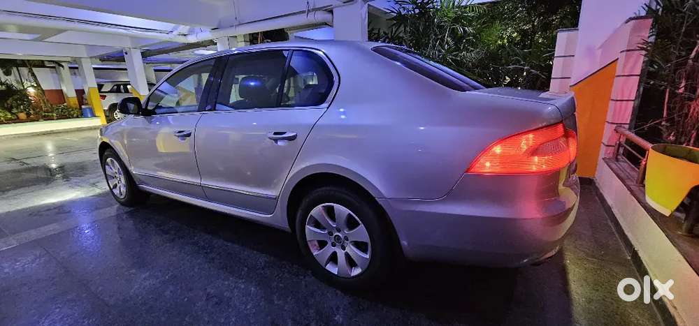 Skoda Superb 2011 Diesel 80000 Km Driven