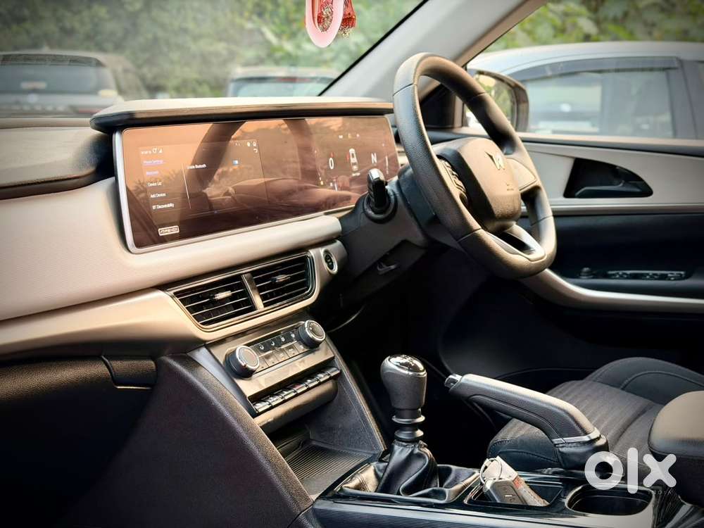 Mahindra Xuv700 2.0 Ax 7 Petrol Mt Str, 2024, Petrol