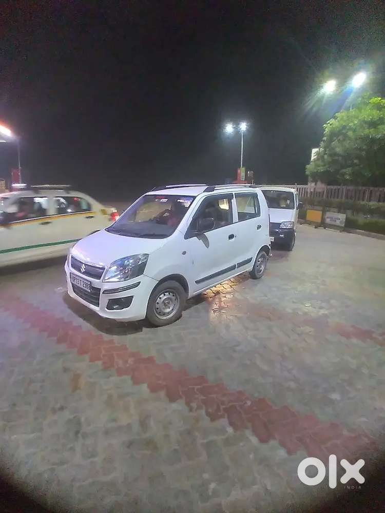 चारों टायर नए, बैटरी नई, पेट्रोल में 20 , Cng में 30 + का माइलेज है