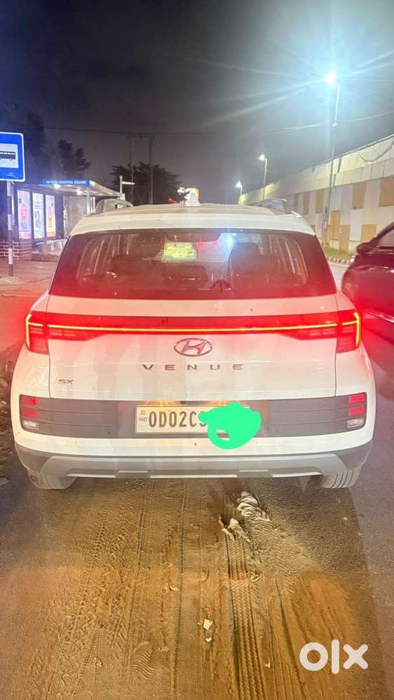 Hyundai Venue 2024 Petrol Well Maintained