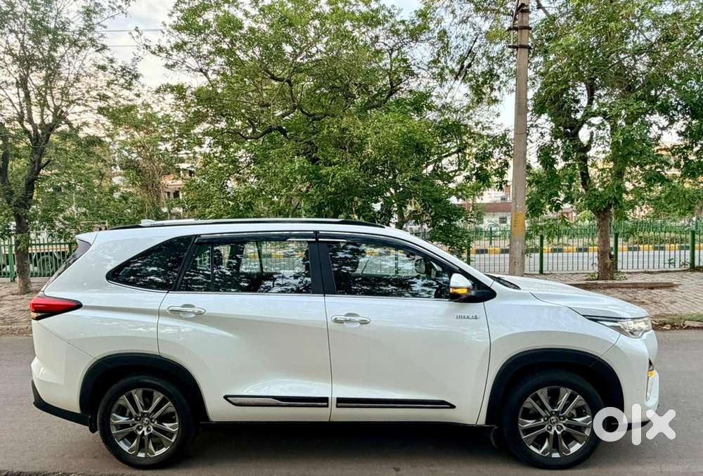Toyota Innova Hycross 2.0 Zx (o) Hybrid 7 Str, 2024, Petrol