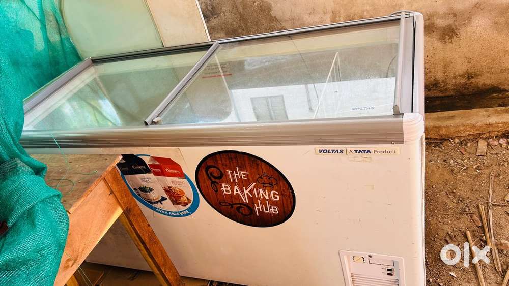 FREEZER AND ICE CREAM GLASS COUNTER
