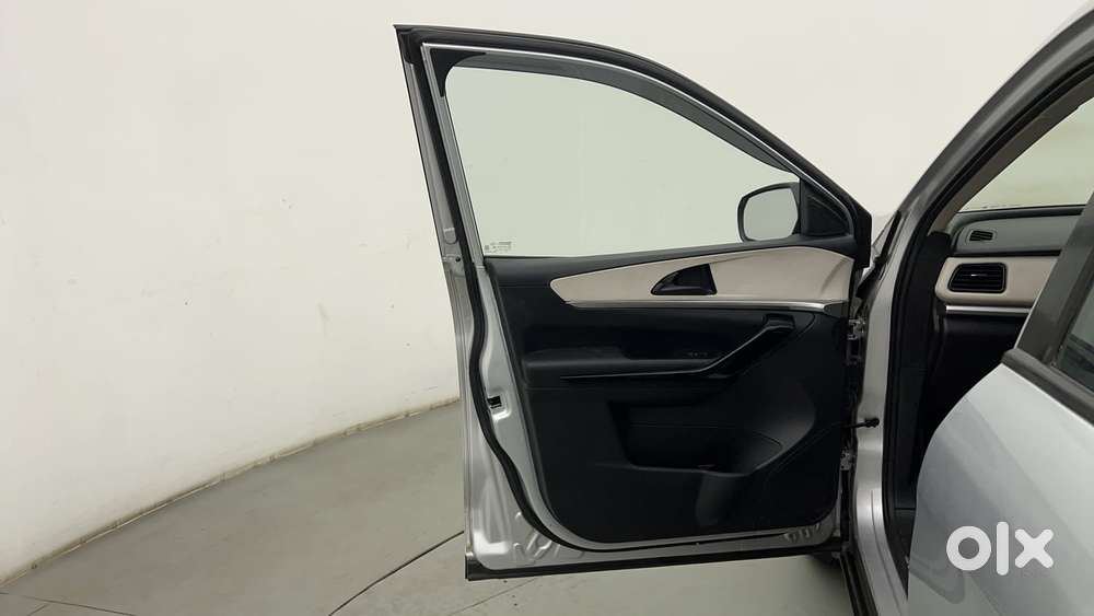 Mahindra Xuv700 2.2 Ax 5 Diesel At Str, 2022, Diesel