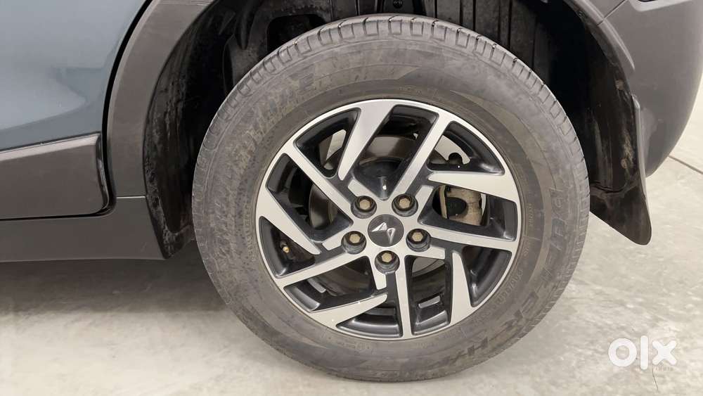 Mahindra Xuv300 1.2 W8 (o) Amt Petrol, 2023, Petrol