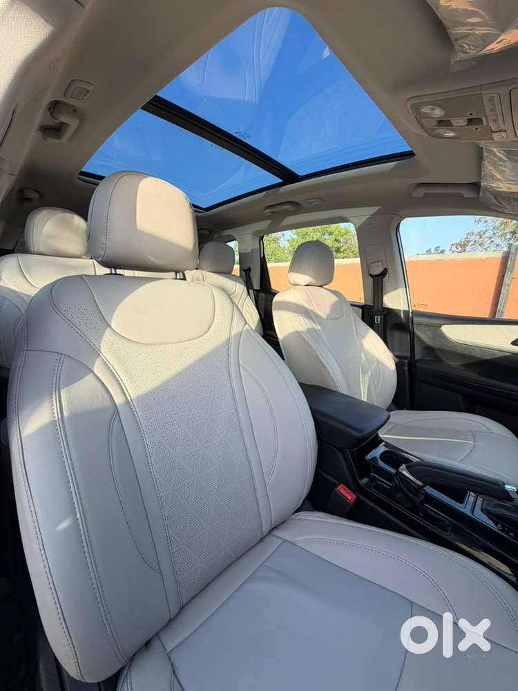 Mahindra Xuv700 2.2 Ax 5 Diesel At 7 Str, 2025, Diesel