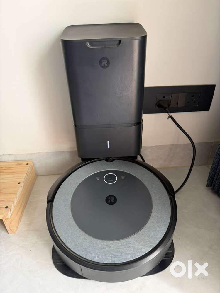 i robot Roobma i3 and wooden chair