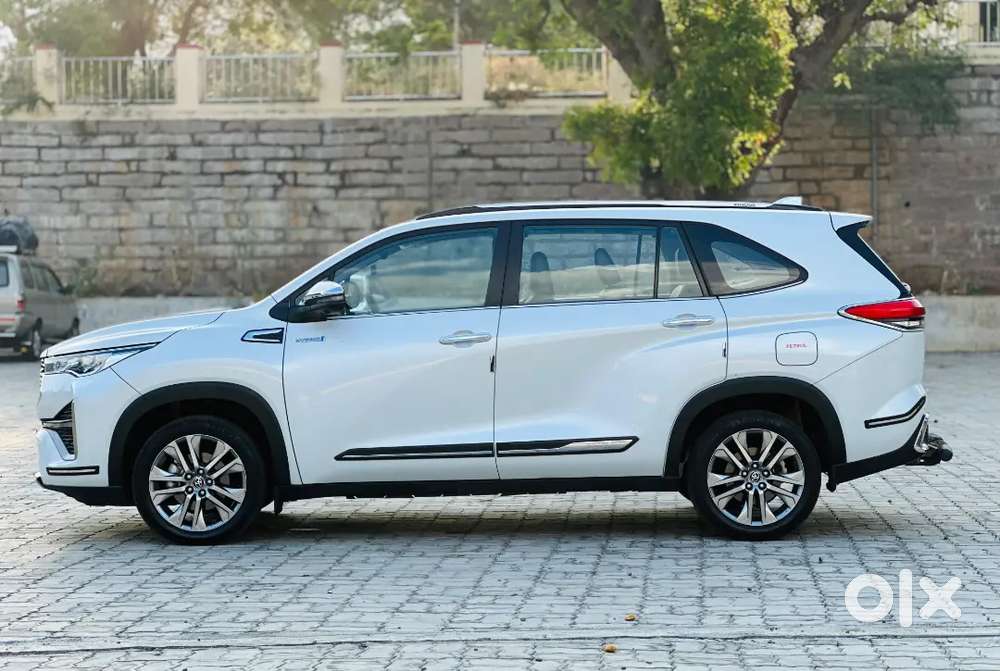 Toyota Innova Hycross Zx Hybrid Just 26000km