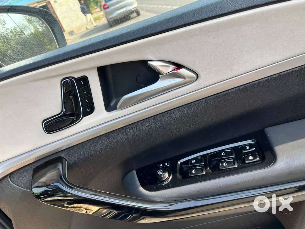 Mahindra Xuv700 2.0 Ax 7 Petrol At Luxury Pack Str, 2023, Petrol