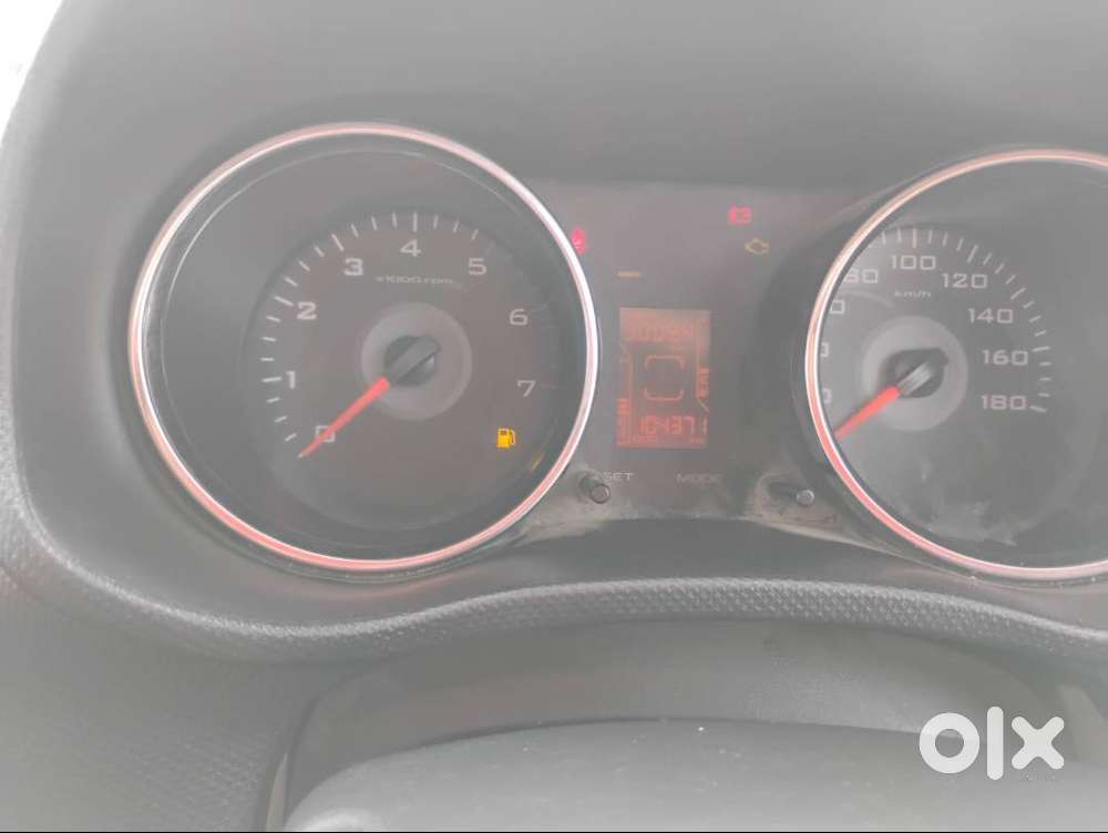 Top Model Mahindra Tuv 300 2016 Diesel Well Maintained