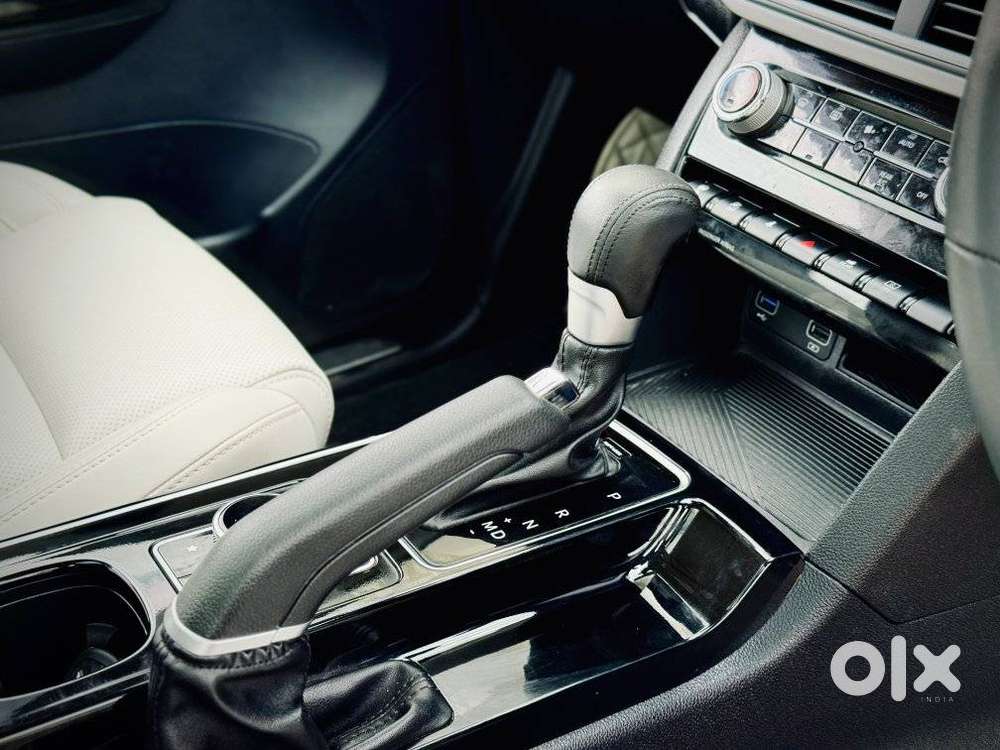 Mahindra Xuv700 2.0 Ax 7 Petrol At Str, 2024, Petrol