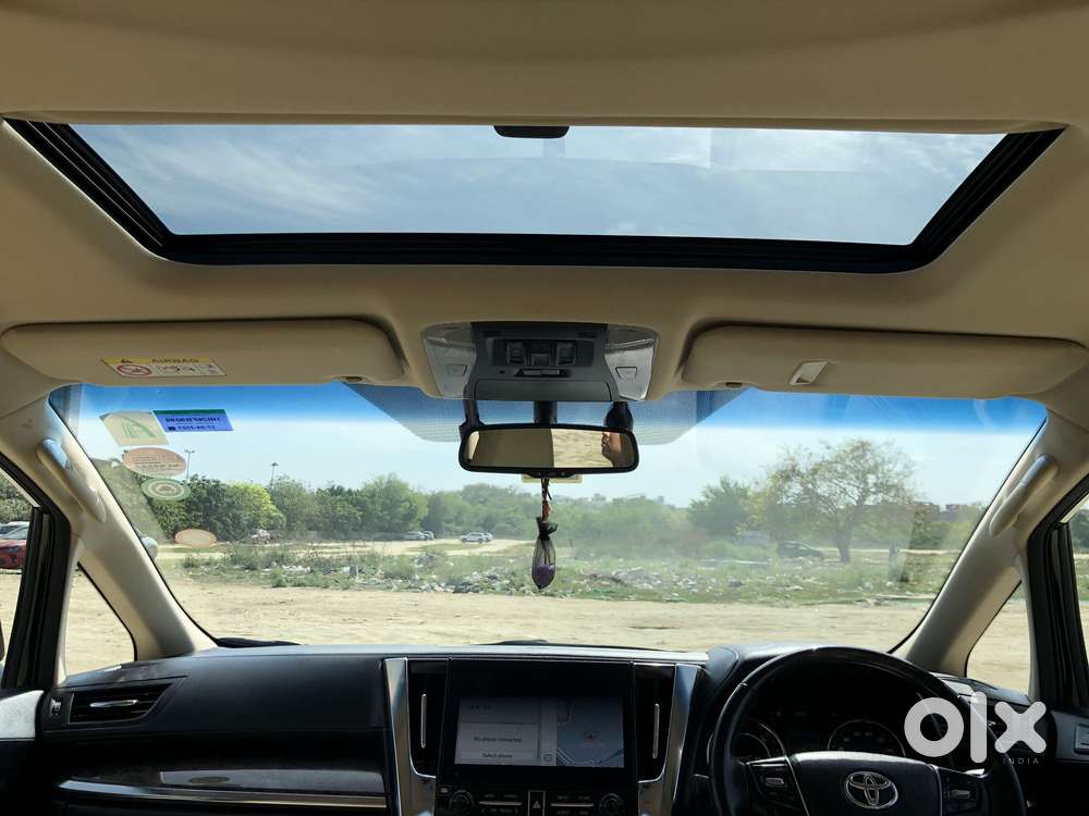 Toyota Vellfire 2.5 Executive Lounge, 2023, Cng & Hybrids