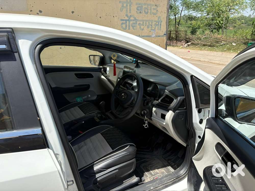 Tata Altroz Petrol 2025