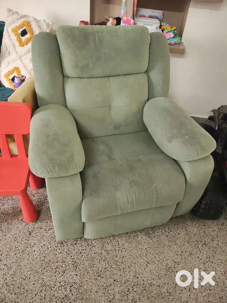 Recliner single seat sofa
