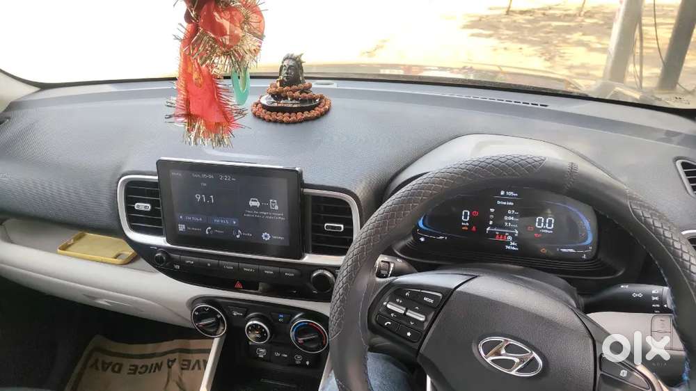 Hyundai Venue 2025 Petrol 7500 Km Driven