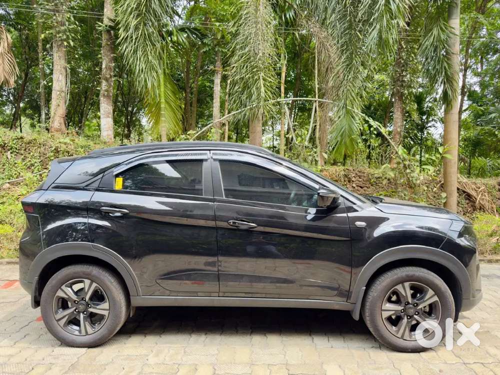 Tata Nexon Creative Plus Ps (panoramic Sunroof) Dark Edition