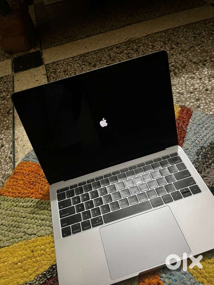Macbook pro A17 13-inch display 16gb ram/512gb storage