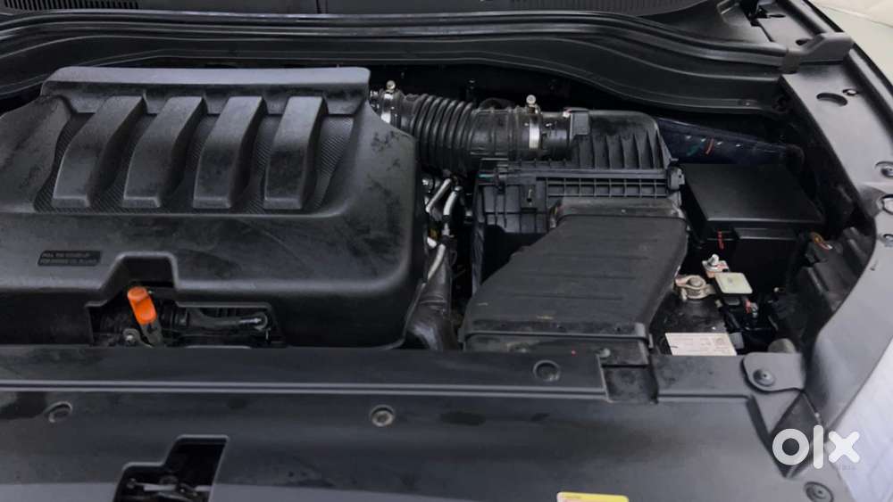 Mahindra Xuv700 2.0 Ax 7 Petrol Mt Str, 2025, Petrol