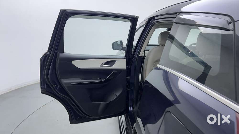 Mahindra Xuv700 2.0 Ax 7 Petrol At Str, 2022, Petrol