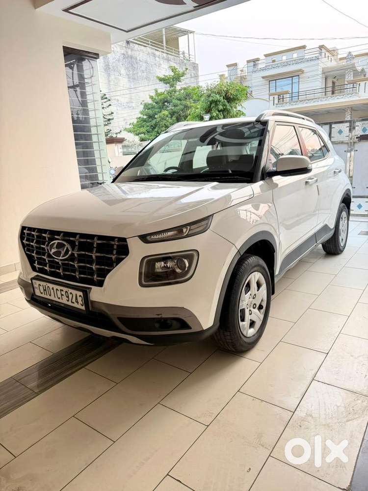 Hyundai Venue 2021 Petrol 67000 Km Driven