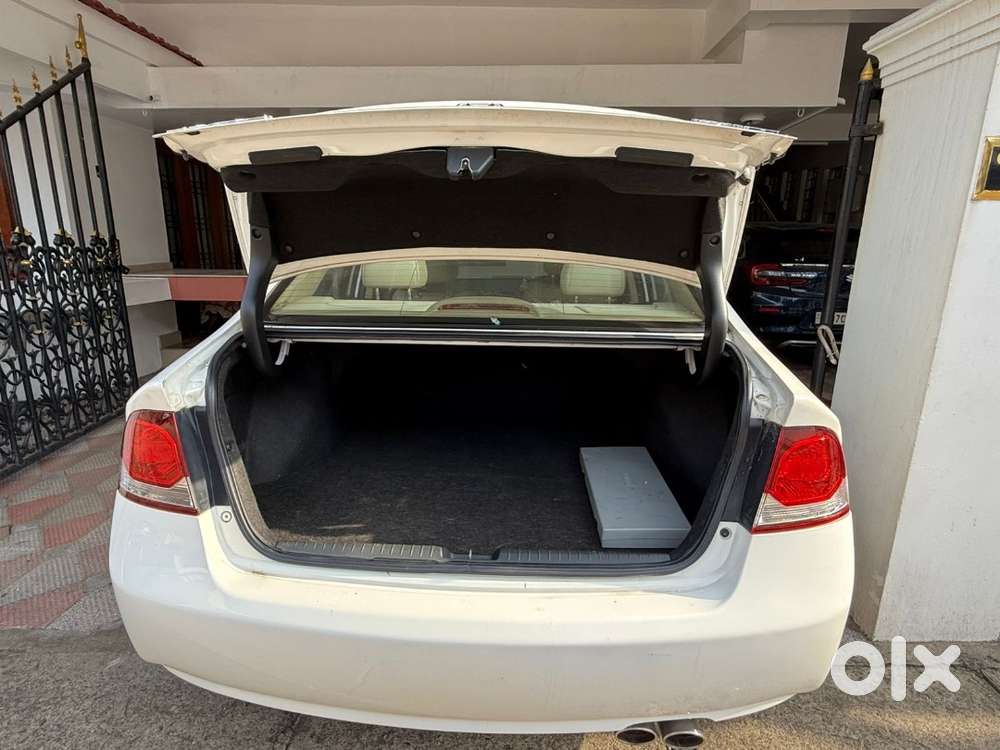 White Honda Civic. 1.8l Mt. 2010.
