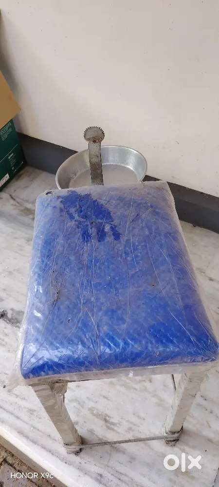 സ്റ്റൂൾ ചിരവ കൊടുക്കാൻ ഉണ്ട്. Stool cum coconut scraper for sale.