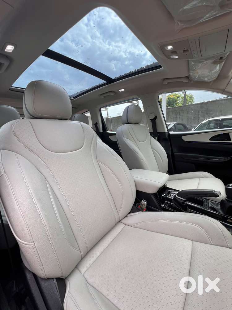 Mahindra Xuv700 2.2 Ax 5 Diesel At 7 Str, 2024, Diesel