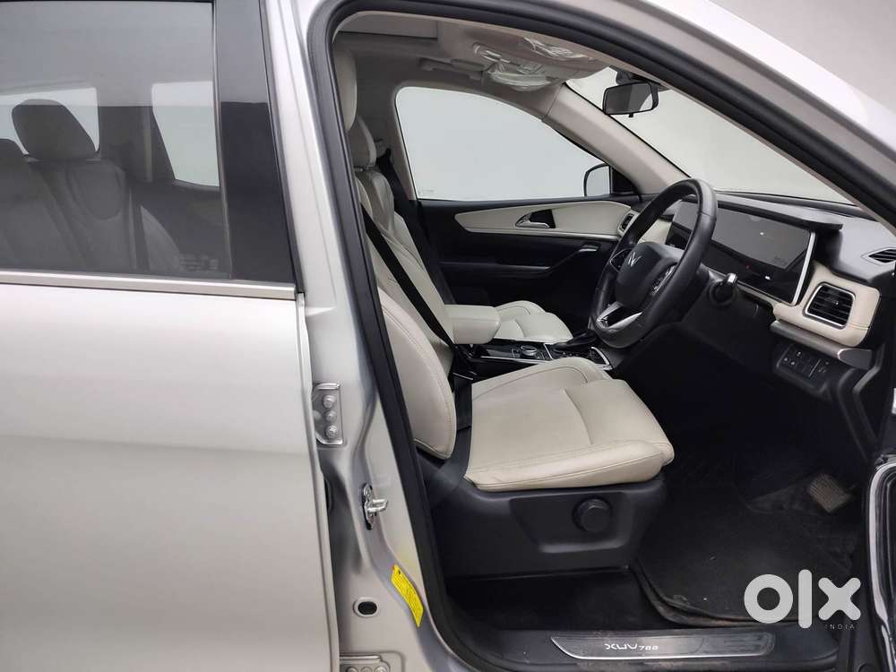 Mahindra Xuv700 2.0 Ax 7 Petrol At Luxury Pack Str, 2023, Petrol