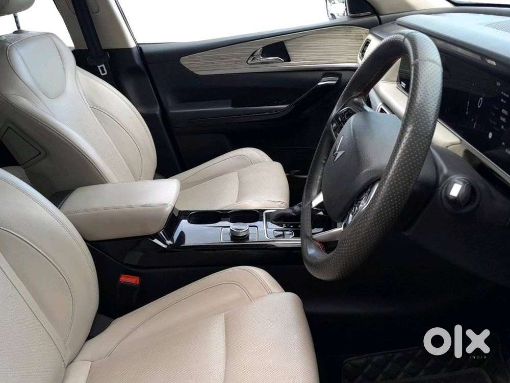 Mahindra Xuv700 2.0 Ax 7 Petrol Mt Str, 2021, Petrol