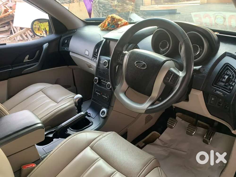 Mahindra Xuv500 2017 Diesel Manual Pearl White Top Model