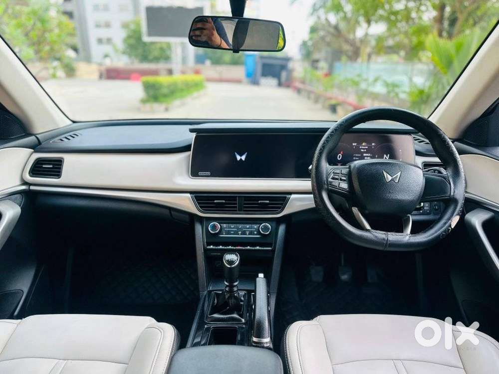 Mahindra Xuv700 Ax 3 Diesel Mt 7 Str (e), 2022, Diesel