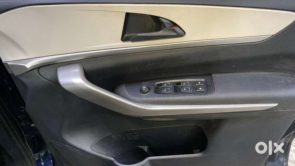 Mahindra Xuv700 2.0 Ax 3 Petrol Mt 5 Str, 2022, Petrol