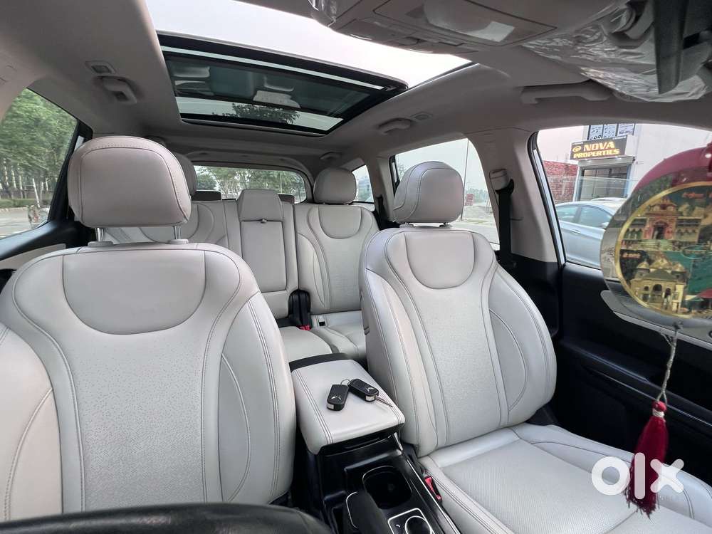 Mahindra Xuv700 2.0 Ax 7 Petrol Mt Str, 2023, Petrol