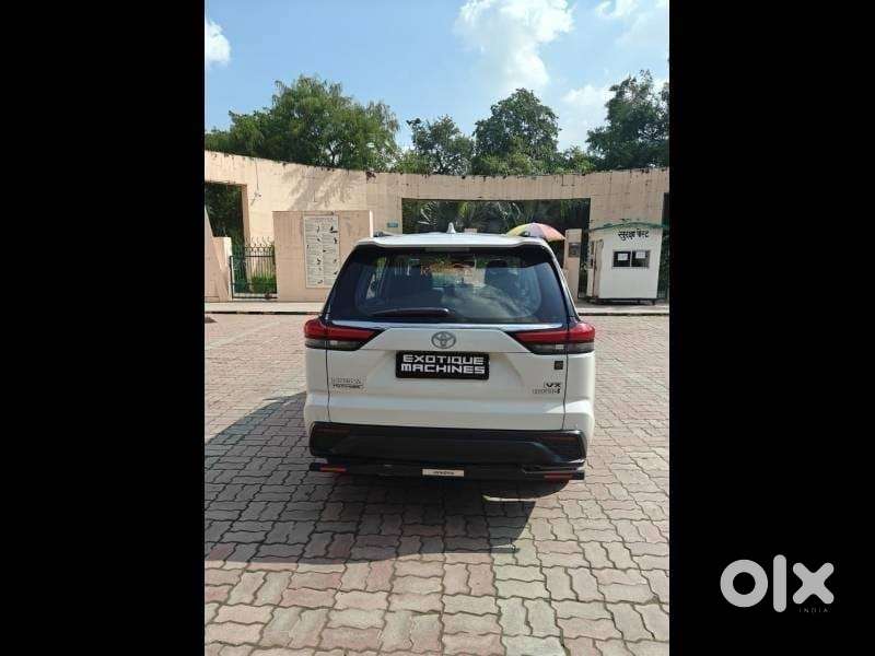 Toyota Innova Hycross