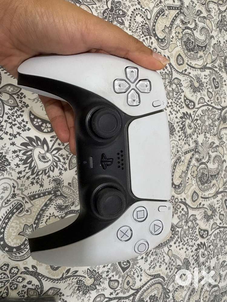 Slim PS5 disc edition with controller