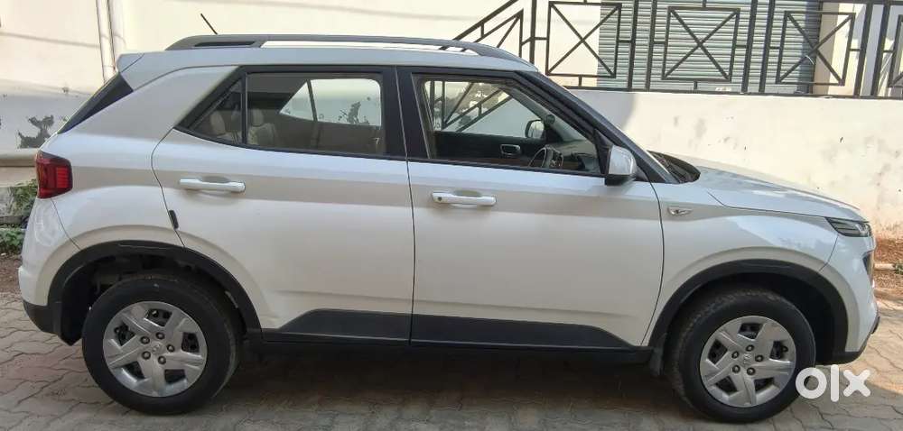 Hyundai Venue 2022 Petrol Well Maintained