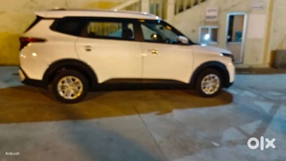 Kia Carens 2023 Petrol 7900 Km Driven