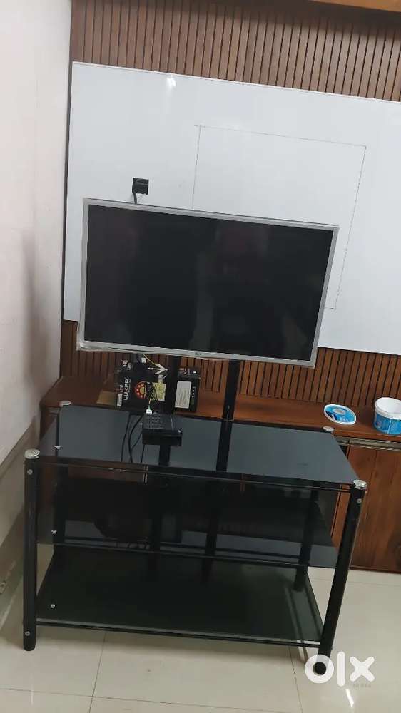 LG 32inch Led Tv and Tv stand for sale