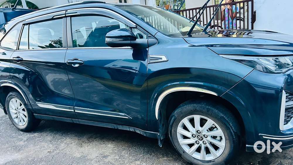 Toyota Innova Hycross Petrol 2024